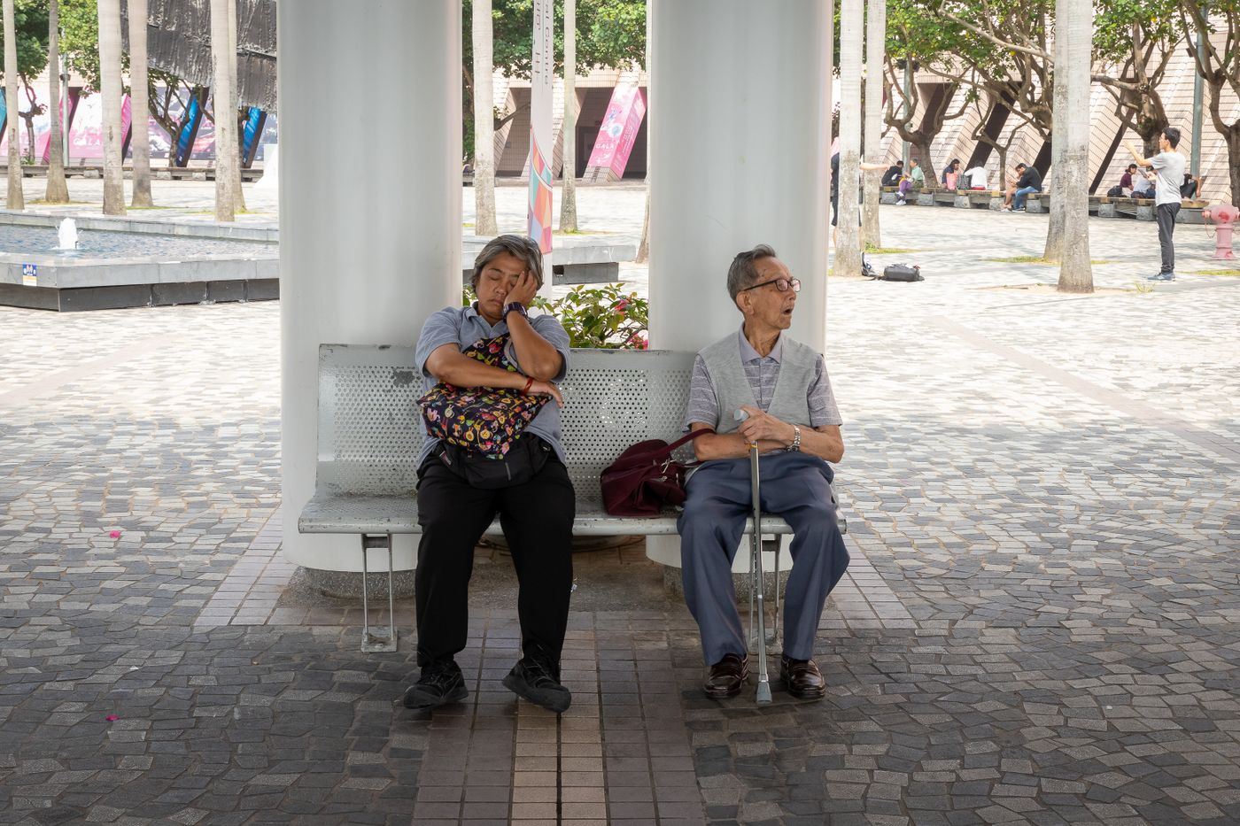 兩位長者坐在香港公園的長椅上休息