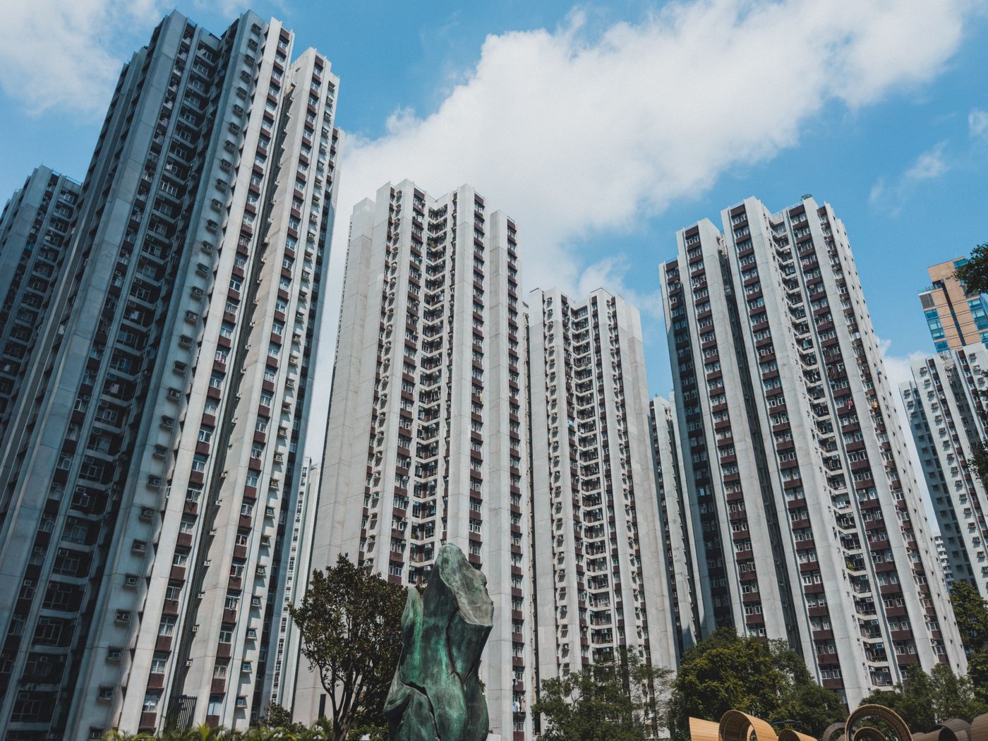 香港住宅大廈群仰望藍天