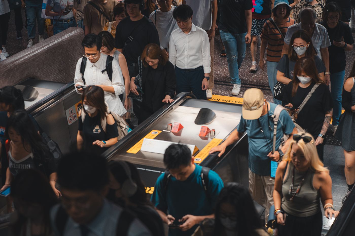 香港港鐵站扶手電梯上的上班人潮