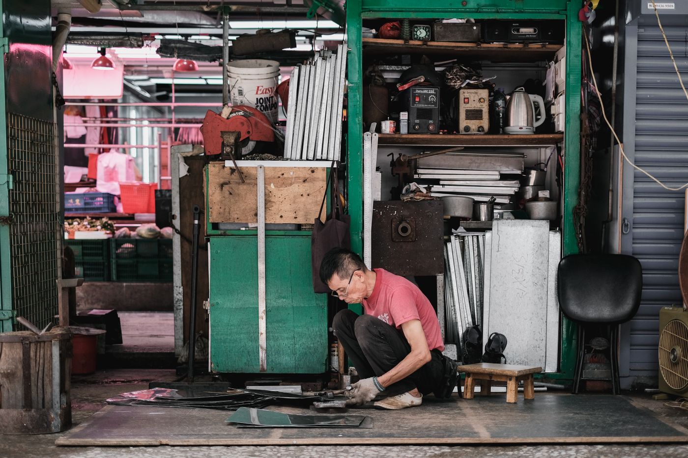 香港街頭小工場內，師傅正在處理金屬工作