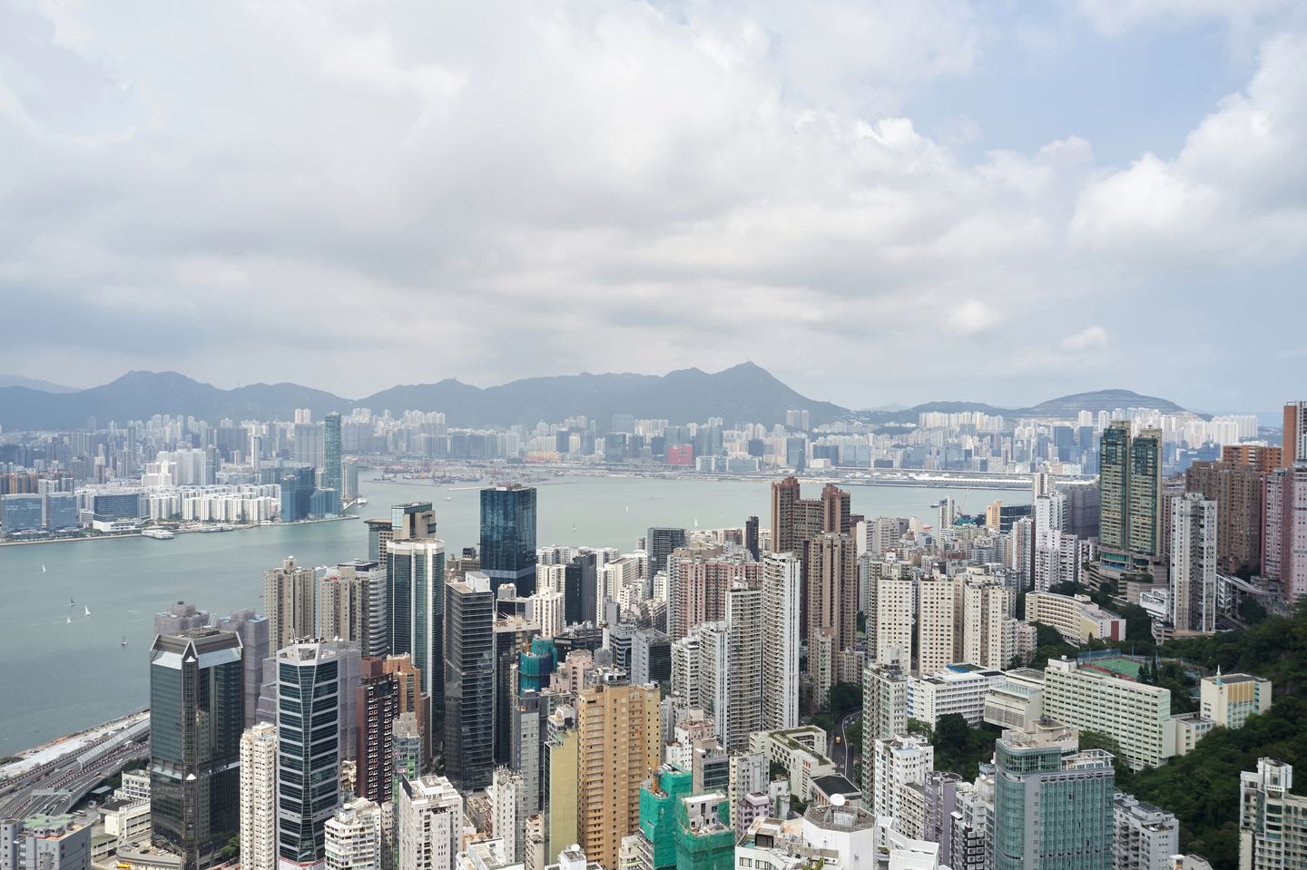 香港城市高樓與維多利亞港