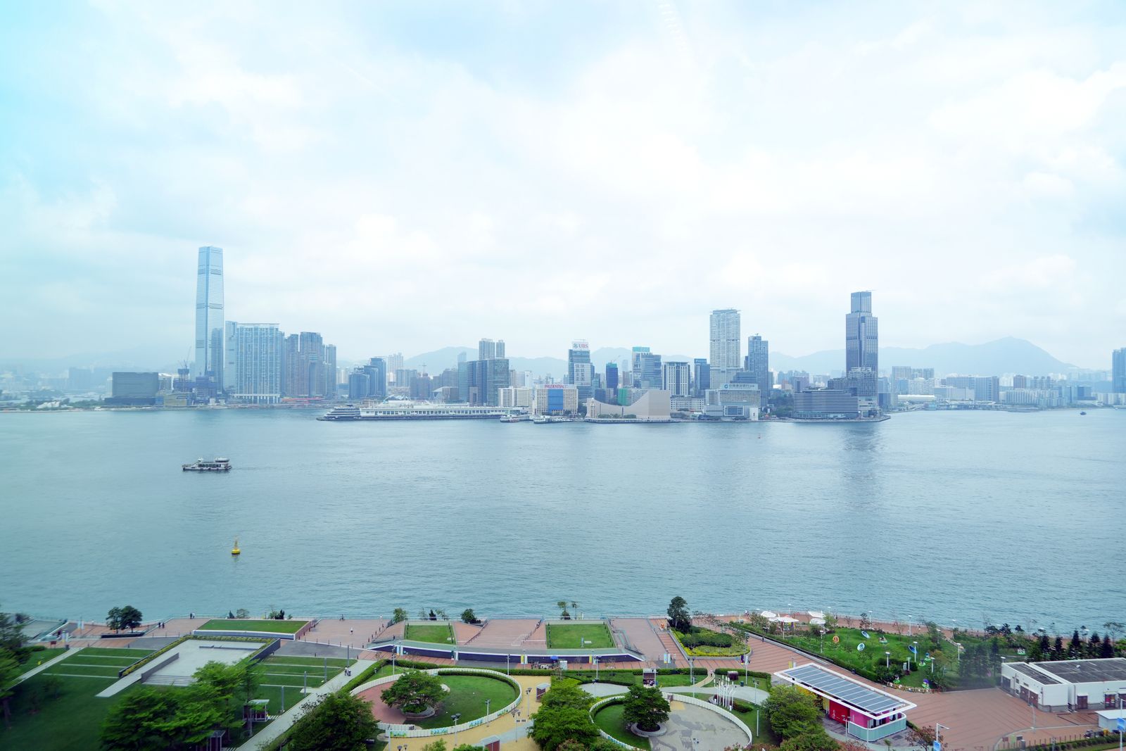 日間維多利亞港與香港城市天際線