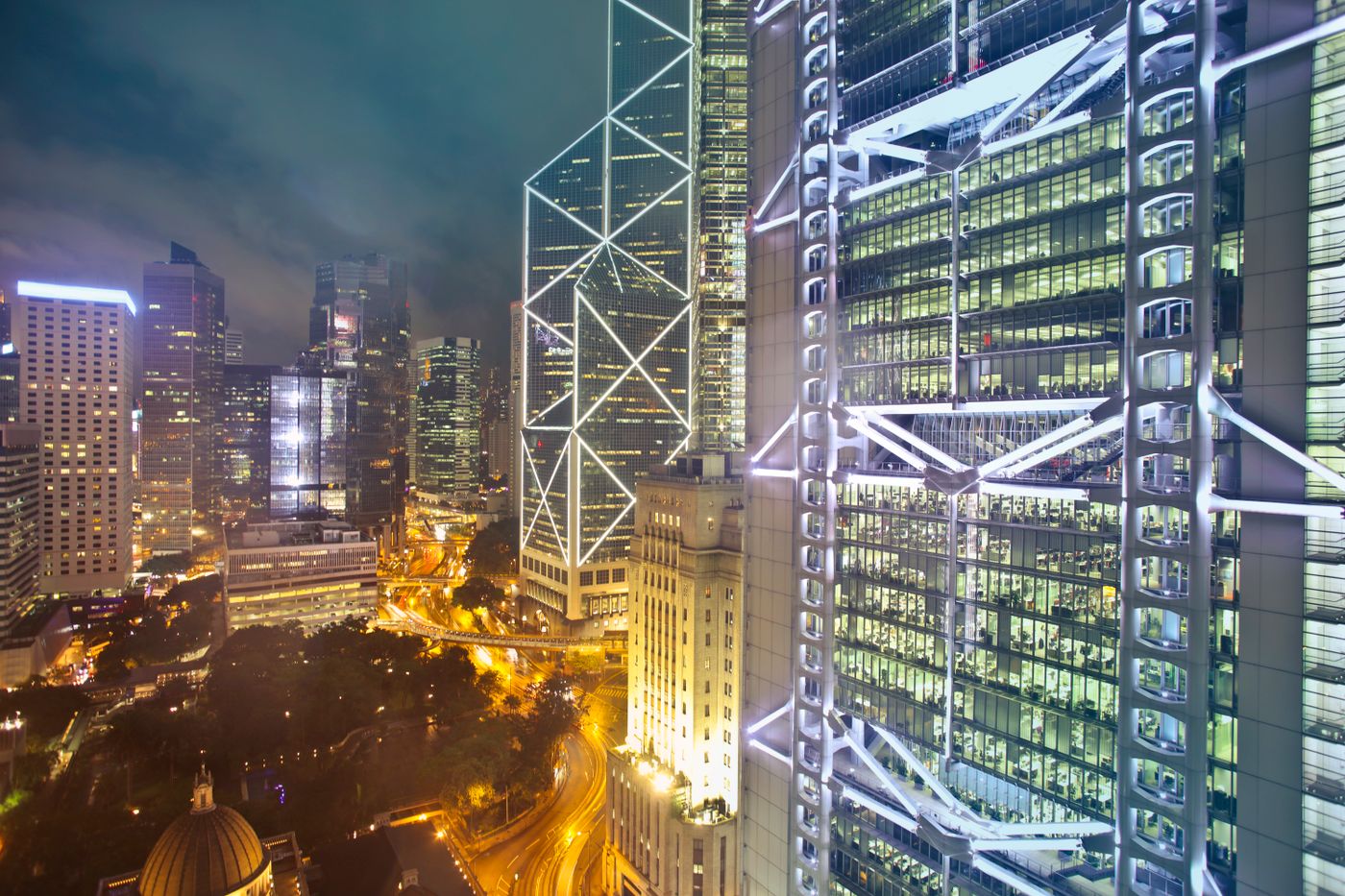 夜間燈火通明的香港高樓