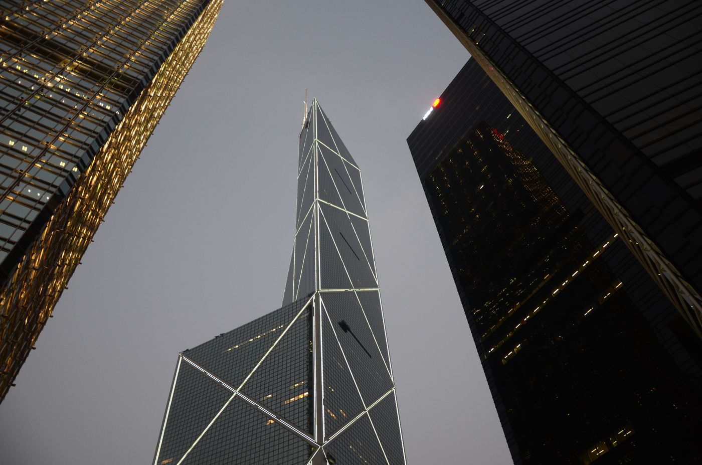 仰望香港中環金融區的高樓大廈