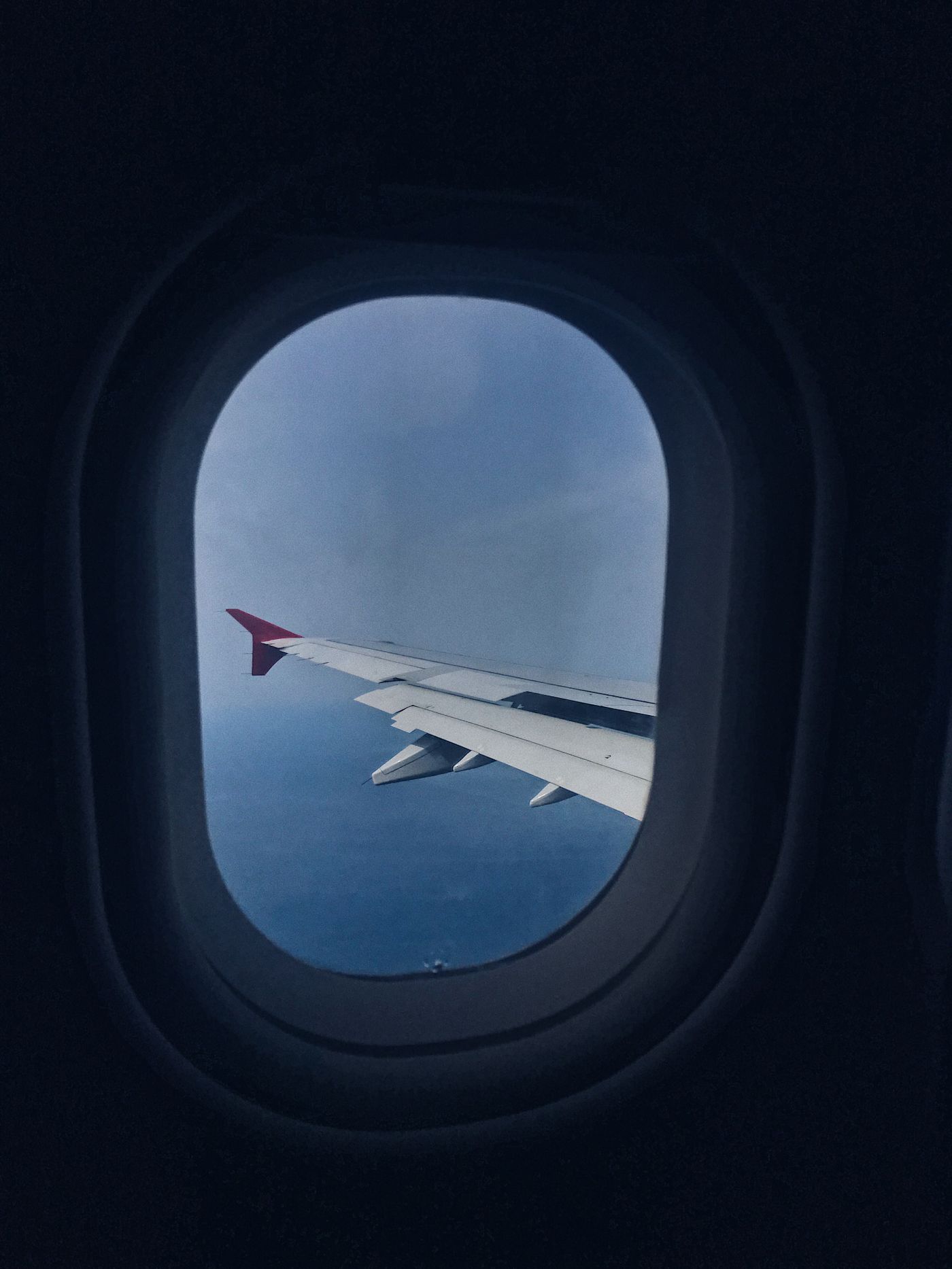 透過飛機窗戶看見機翼與天空